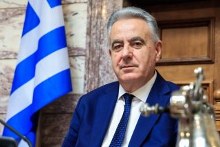 Η απορία του ΠΑΣΟΚ για το βιογραφικό Καββαδά: Πώς υπηρετούσε στην Πολεμική Αεροπορία και είχε παράλληλα επιχείρηση ποτών;